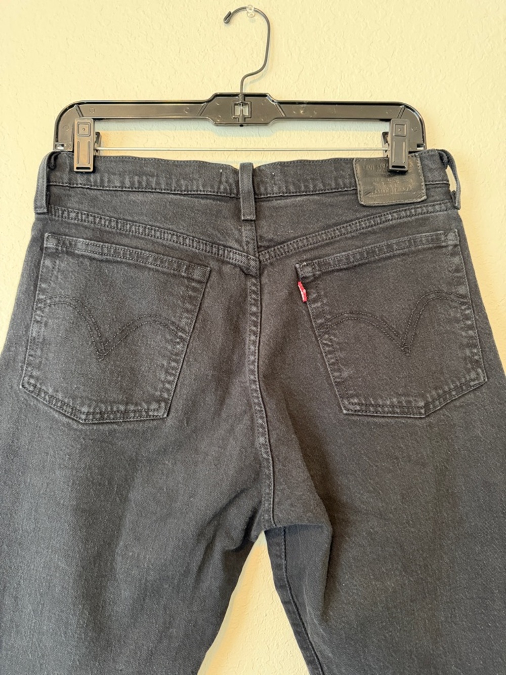 Levi’s Wedgie Straight Ankle Jeans in Black Heart - Picture 6 of 8